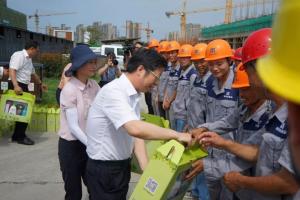 市委副書(shū)記、市長(zhǎng)錢三雄等一行慰問(wèn)奮戰(zhàn)在高溫一線建設(shè)工人